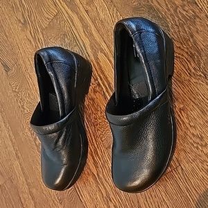 Women's 11 M BOC Clogs Black BØC